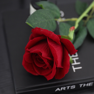 Rose artificielle en velours à branche unique de qualité supérieure pour décoration murale florale de mariage, d'hôtel et aménagement paysager, rose artificielle de la Saint-Valentin - Product Image 1