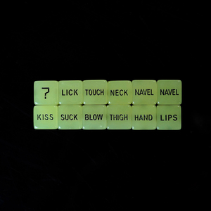 Секс-игра 2 шт. Набор 16 мм Светящиеся в темноте английские слова парные забавные секс-кости для мальчиков и девочек - Product Image 5