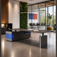 Le bureau debout moderne à hauteur réglable est ergonomique et réglable électriquement.
