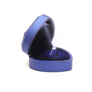 Boîte à bijoux moderne et créative en forme de cœur avec anneau lumineux LED, pendentif, et logo personnalisé – Rangement de bijoux tendance en stock - Product Image 5