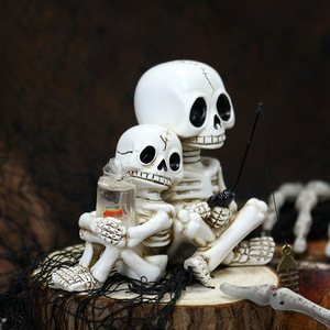 Une nouvelle tête de fantôme d'Halloween en résine avec un ornement père et fils pêcheurs est maintenant disponible, créant une scène chaleureuse. - Product Image 4