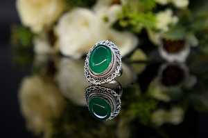 แหวนเงินแท้ 925 ประดับพลอยออนิกซ์สีเขียวธรรมชาติทรงคาโบชอง งานแฮนด์เมด ดีไซน์สวยหรู สำหรับงานแต่งงาน เหมาะสำหรับทั้งชายและหญิง ลดราคาพิเศษ - Product Image 4