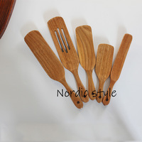Ensemble de 5 ustensiles de cuisine : Cuillère à mélanger européenne, Cuillère à salade américaine, Fouet en bois d'acacia, Spatule en bois pour poêle antiadhésive