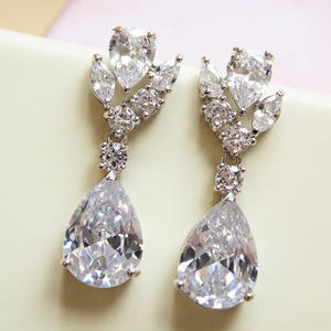 Boucles d'oreilles pendantes classiques en or blanc avec zircon taillé en poire et strass sertis griffe pour mariage, bijoux de mode pour femme - Product Image 3