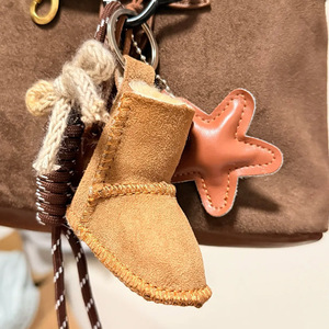 2026 Lindo Colgante para Teléfono con Diseño de Botas de Nieve, Accesorios de Cadena, Decoración Estética para Zapatos y Bolsos con Forma de Corazón, Llavero, Regalo - Product Image 3