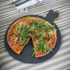 Doğal siyah yuvarlak kayrak servis tepsisi peynir Pizza tavası servis tepsisi saplı sofra
