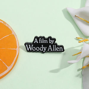 Un <span class=keywords><strong>film</strong></span> de Woody Allen émail broche comédie réalisateur de <span class=keywords><strong>film</strong></span> broche revers insigne sac à dos bijoux cadeau pour les amis - Product Image 2