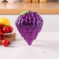 Herbruikbare plastic opbergdoos voor fruit in de vorm van avocado, ui, citroen en tomaat. Plastic bewaardoos voor verse voedsel in de koelkast.