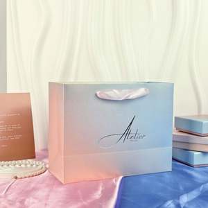 Sacs de luxe en carton recyclé personnalisables de haute qualité, impression UV, poignées en ruban doré, pour supermarchés et cosmétiques - Product Image 3