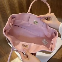 Sac fourre-tout tissé de luxe en PU avec fermoir à loquet ; Sac à bandoulière élégant pour femme pour les vacances d'été à la plage - Collection Printemps 2026
