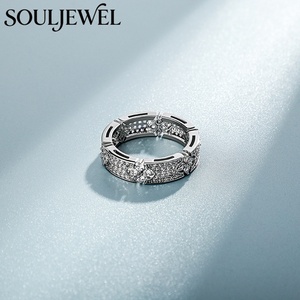 แหวนฮิปฮอป Souljewel Clover Band ชุบทองคำขาว 14K ประดับเพชรซิร์คอน ดีไซน์ซ้อนกัน หรูหรา สไตล์แร็ปเปอร์ สำหรับผู้ชาย ผู้หญิง ของขวัญ - Product Image 3