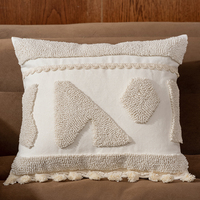 Housse de coussin géométrique carrée brodée et tuftée style bohème marocain en polyester et coton ivoire avec pompons pour canapé et hôtellerie - Décoration intérieure Innermor