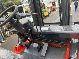 Chariot élévateur HELI 5T d'occasion fabriqué en Chine, en bon état, moteur diesel Isuzu, mât à deux étages, hauteur de levage de 3 m, haute efficacité, à vendre - Product Image 6