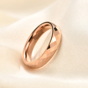 Bague en carbure de tungstène or rose 4,6 mm, design géométrique facetté, alliance unisexe, bijoux - Product Image 4