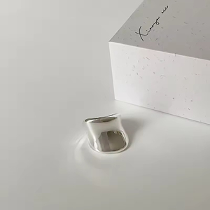 Anillos de banda gruesa con superficie irregular y curvada de alta gama, de acero inoxidable, chapados en oro, modernos y sencillos. - Product Image 5