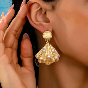 Pendientes de perlas artificiales de concha de aleación de viaje de vacaciones de serie de playa para mujer - Product Image 1