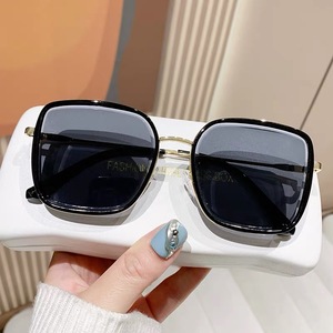 Nouvelles Lunettes de Soleil de Luxe pour Femme 2024, Monture Large, Couleur Gelée – Les Dernières Lunettes de Soleil de Luxe pour Femme, Vente en Gros - Product Image 5