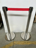 Poteau de guidage rétractable en acier inoxydable poli miroir pour gestion de file d'attente aéroport et bancaire