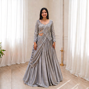 Ensemble de lehenga pour femme avec haut court brodé à motifs miroir gris et jupe longue drapée, pour mariage indien - Product Image 1