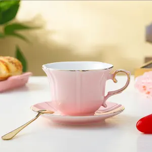 थोक कस्टम यूरोपीय शैली गुलाबी लक्जरी कप और तश्तरी सेट सिरेमिक कॉफी चाय कप सोने के साथ संभाल