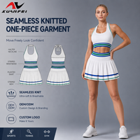 Soutien-gorge côtelé + Jupe-short plissée taille haute avec short intégré. Extensible, respirant, contrôle du ventre. Style preppy pour le tennis, le yoga.