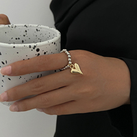 Nouvelle Bague Tendance Élastique avec Perles CCB et Breloque Cœur en Métal, Taille Unique, Bijou Quotidien Doux et Tendance pour Femme
