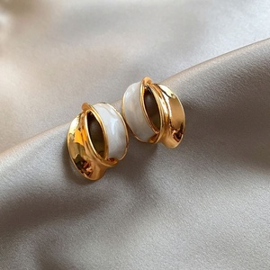 Boucles d'oreilles clous géométriques plaquées or en alliage de zinc, émail blanc émaillé, style français, bijoux de fête pour femmes - Product Image 4