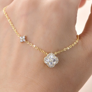จี้สร้อยคอรูปใบโคลเวอร์สี่แฉกประดับเพชรโมอิสซาไนต์ทรงกลม VVS ชุบทอง 14K ไม่ลอกดำจาก Adodo Jewelry สำหรับผู้หญิง เหมาะสำหรับเป็นของขวัญ - Product Image 3