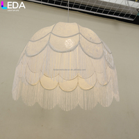 Lustre à pampilles LEDA avec abat-jour festonné beige, luminaire suspendu à franges pour la décoration de plafond de mariage, banquet ou événement
