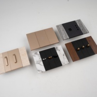 Enchufe Estándar Americano Bipolar con Acabado Mate, Diseño Modular de Dos Tonos, Tipo KLASS 118, IP23, Construcción Premium