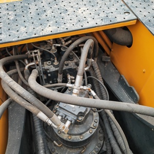 Excavatrice sur chenilles Hyundai 305LC-9S d'occasion, 30 tonnes, modèle 2022, excellent état, avec moteur, pompe et composants de transmission - Product Image 4