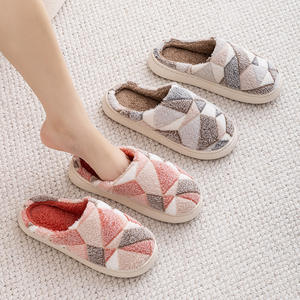 Chaussons d'intérieur personnalisés en TPR à grille magique, doux et chauds pour l'automne, avec semelle antidérapante et amortissante, pour femmes et hommes du Royaume-Uni - Product Image 1