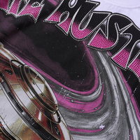Kaos Oblong Life Hustlers Motif Piring Terbang dengan Tulisan Berhias Rhinestone Pink Hotfix dan Desain 'No Days Off' di Bagian Belakang