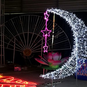 Décoration de croissant de lune illuminé avec détails d'étoiles pour les expositions de Noël, du Ramadan et de l'Aïd - Product Image 1