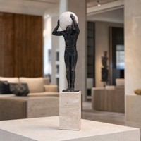 Sculpture de figurine moderne en alliage et marbre Evelyn Atlas tenant une sphère pour la décoration de maisons, bureaux et hôtels de luxe