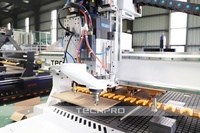 Centre de traitement CNC à double tête pour panneaux de porte composites, avec broche horizontale et ATC, pour le perçage de trous de serrures de porte
