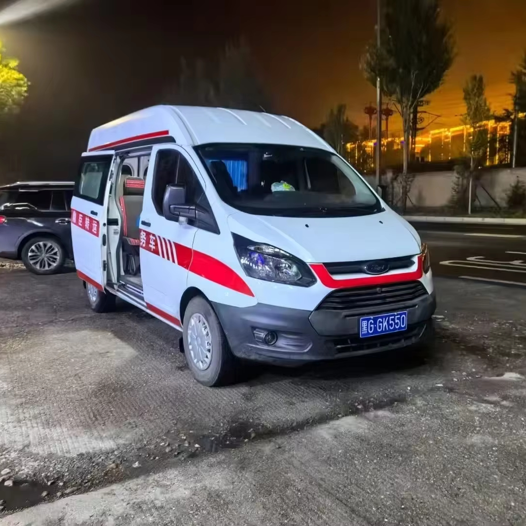Подержанный Форд белый скорой помощи четыре колеса