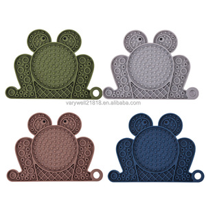 VaryWell BAS quantité minimale de commande Expédition rapide Mangeoire lente Diverses couleurs Enrichissement pour animaux Grenouille Forme de poisson Chien Chat Tapis à lécher en silicone - Product Image 6