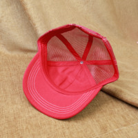 Gorra Trucker Deportiva y Casual de Malla Roja de 6 Paneles con Bordado de Marca Personalizado de Fábrica