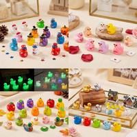 Jouets en gros assortis avec des canards lumineux à couronne, pots et jardinières en résine, miniatures, animaux porte-bonheur, décorations de Noël