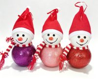 Ornamento Natalizio Pupazzo di Neve in Schiuma Fatto a Mano con Cappelli da Babbo Natale Indossabili e Sciarpe Lavorate a Maglia, 3 Luci LED, Decorazioni Festive Infrangibili