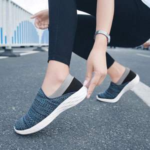 Chaussures de marche décontractées Fly Knit à bout rond, en maille respirante, semelle extérieure en caoutchouc, légères, pour femmes et hommes, idéales pour l'été - Product Image 2