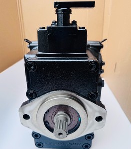 Pompe hydraulique 83135129 MP1P45RASNNNSM1C2FG5RC22N280280NNN24A1RAFNNNM00A pour engins de construction en stock - Product Image 1
