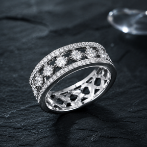 Anello con Zirconi Incastonati per Donne, Gioiello da Dito di Lusso dal Design Minimalista - Product Image 4