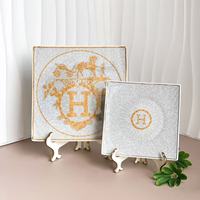 Assiette décorative de luxe en céramique émaillée carrée imprimée style rétro européen Yanjun pour la table et les cadeaux