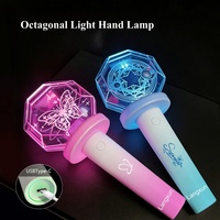 Nuevo Bastón Luminoso LED Octagonal de Plástico Recargable 2026 |   Sincronización Remota de Aplicaciones DMX |   Portátil |   Lápiz de Luz para Conciertos de Kpop con Logotipo Personalizado OEM