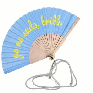 Abanicos Personalizados de Bambú de 21 cm con Asa, Estilo Vintage, Superficie de Tela Tradicional con Técnica de Tallado para Decoración del Hogar y Promocionales - Product Image 1