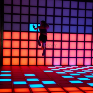 Jeu interactif multijoueur immersive d'évasion en salle avec sol et mur lumineux à LED, grille de pixels et zone de saut - Product Image 1