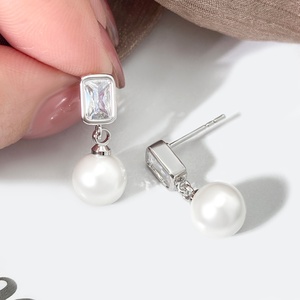 Pendientes de Perlas y Circonitas con Baño de Oro de 18K, Diseño Baguette, Joyería Moderna para Mujer - Product Image 1