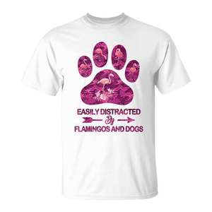 Camiseta con diseño de pata rosa, fácilmente distraído por flamencos y perros, unisex, talla para adultos S a XXL - Product Image 1